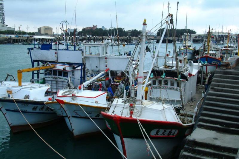 旅客可至梧棲漁港觀光魚市中，大啖美食。   圖：翻攝自台中觀光旅遊網