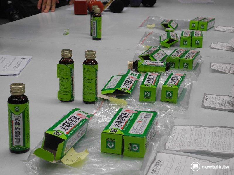 新北市衛生局出示「天良諾克治痛感冒液」真品（左1）外盒及瓶身，其餘4款偽品都可以假亂真。   圖：王峻昌／攝