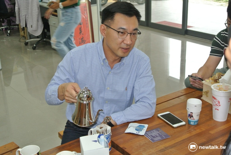 國民黨立委江啟臣親手沖咖啡，被問選不選市長？他說時間到了就會揭曉。   圖：唐復年/攝