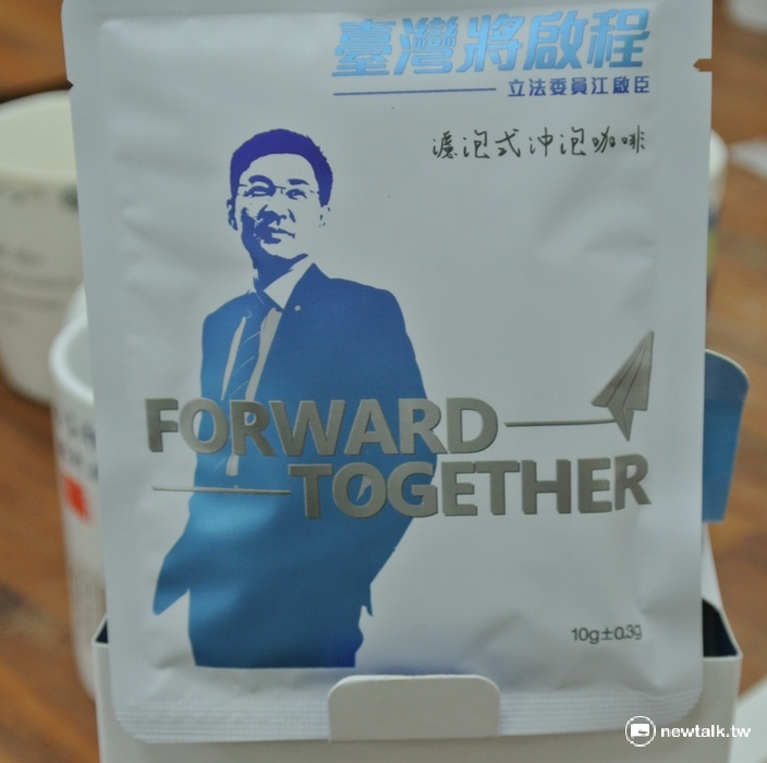 國民黨立委江啟臣的客製化的濾泡式咖啡包上有「台灣將啟城」字樣，選舉意味濃厚。   圖：唐復年/攝