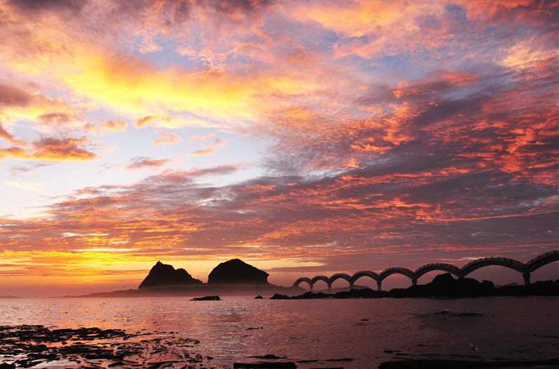 清晨陽光灑落，八拱跨海步橋染上點點金光，景致絕美。   圖：東管處提供