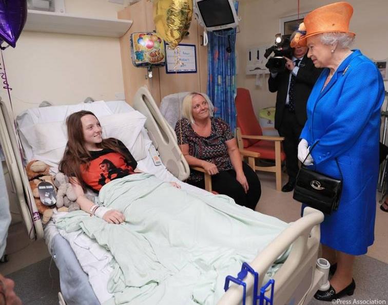 曼徹斯特恐攻後，英國女王伊麗莎白二世25日探視曼徹斯特皇家兒童醫院傷者。   圖：截取自The Royal Family臉書