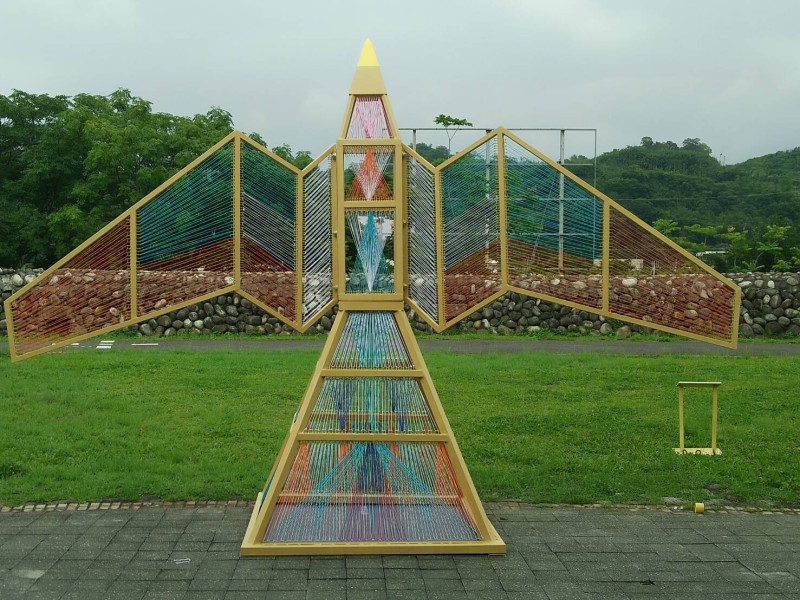 「木鳶」是魯班公所發明的飛行器，為秉持人類對飛行的創意展現，地景藝術展的展覽，特以木材、黑鐵與彩色尼龍繩相互結合，製作木鳶意象，營造翱翔意境。   圖：台中市政府提供