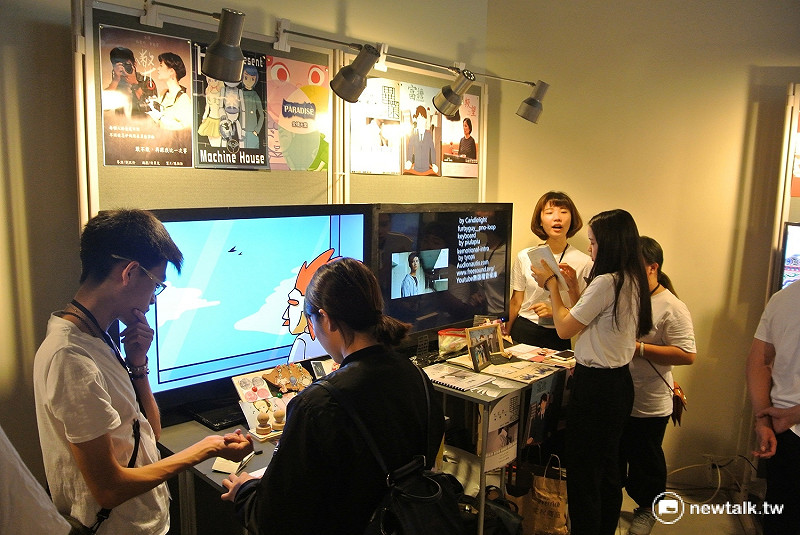 2017A+創意季有國內各大學設計類別系所設攤，並有學生現場解說。   圖：唐復年/攝