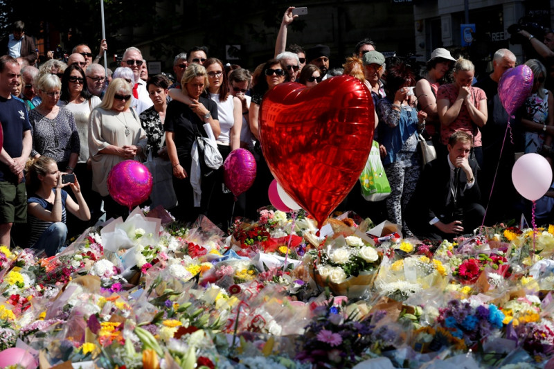 曼徹斯特恐攻案已經造成至少22人死亡，50多人受傷，許多民眾為受難者獻花哀悼。    圖:達志影像/路透社