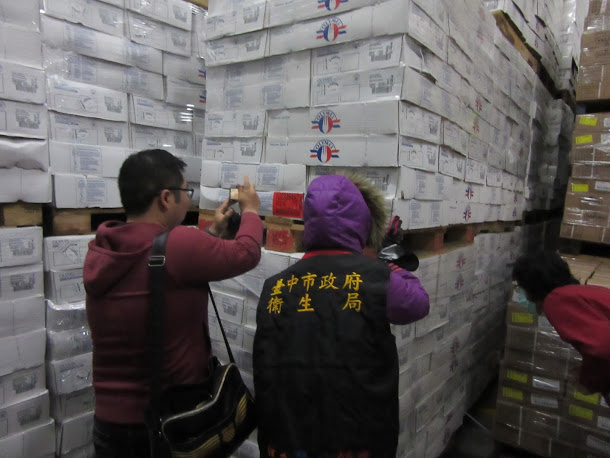 台中市太平區均豐國際有限公司疑似使用逾期原料肉製作冷凍雞腿販售，衛生局當場封存3萬5,262公斤。資料照片。   圖:台中市政府/提供