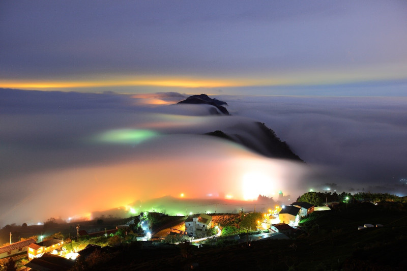 阿里山石棹琉璃光更是夢幻景點，入夜之後山霧罩頂產生一幅半透明的彩色雲瀑流動，如置身仙境。   圖：嘉義縣政府提供