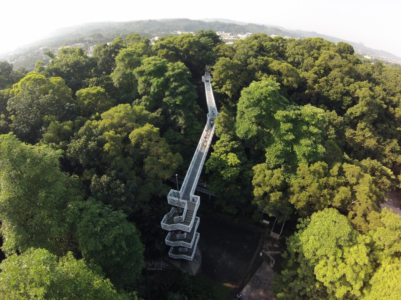 竹崎公園的天空走廊，可以體驗站在五層樓高觀看風景的刺激感。   圖：嘉義縣政府提供