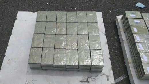 檢巡緝獲海洛因毒磚1800塊，總重達近700公斤，市價上百億元。   圖：翻攝自網路
