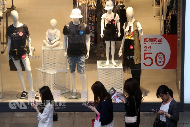 因出口和製造業營業氣候測驗點指標下滑，國發會26日 公布4月景氣對策信號轉呈黃藍燈，結束連續9個綠燈， 轉呈代表「趨弱」的黃藍燈，分數減3分掉至21分。   圖：中央社