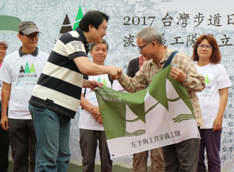 分別為來自北台灣25個民間團體、登山社群、大專院校、社區大學響應成立的「淡蘭義工隊」授旗。   圖：基隆市政府提供