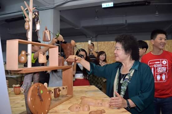 高雄市長陳菊對自造者完成的作品深感興趣，動手把玩。   圖：播攝陳菊臉書