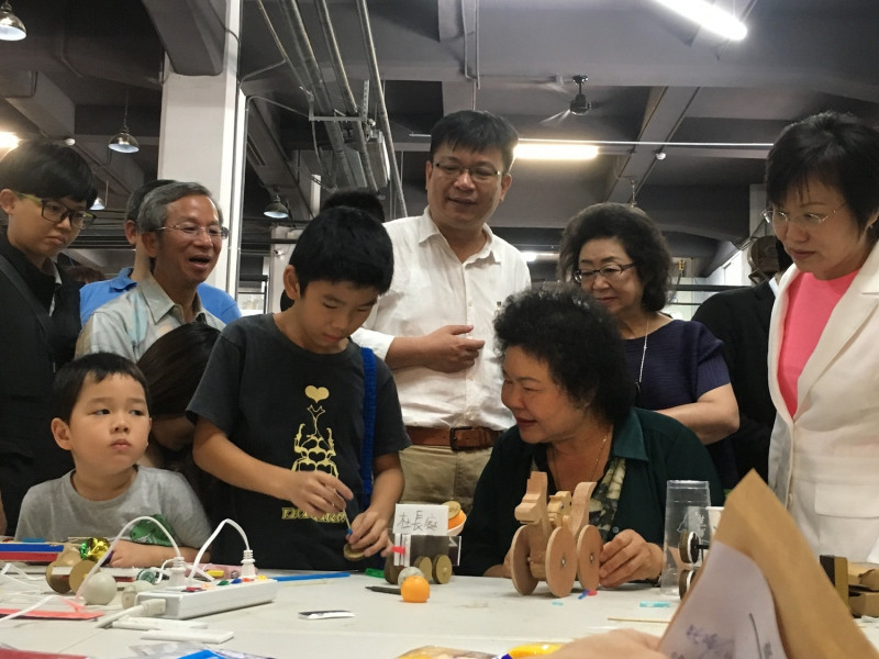 高雄市長陳菊對小朋友動手自製的工藝品，甚感興趣。   圖：高雄市經濟局提供