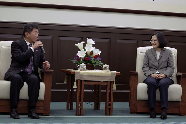 蔡英文特別感謝訪團的團長－陳時中部長，肯定他全力以赴，突破各種難關，為台灣人民的健康權利發聲。   圖：總統府提供