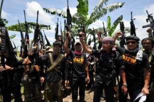 菲律賓政府軍在南方民答那峨島(Mindanao)穆斯林自治區大城馬拉韋市與恐怖組織「馬巫德集團」（MauteGroup）發生激戰。杜特蒂總統宣布民答那峨島進入戒嚴狀態。   圖 : 翻攝自網路