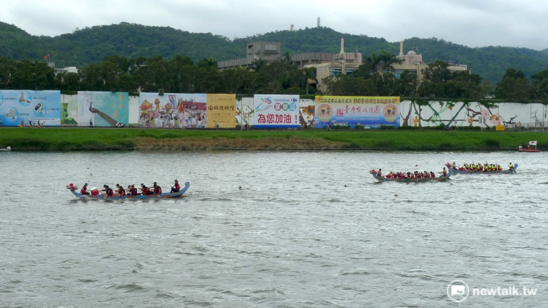 「台北國際龍舟錦標賽」今年有227支隊伍參加，在基隆河大直橋下水道賽龍舟。   圖：汪少凡／攝