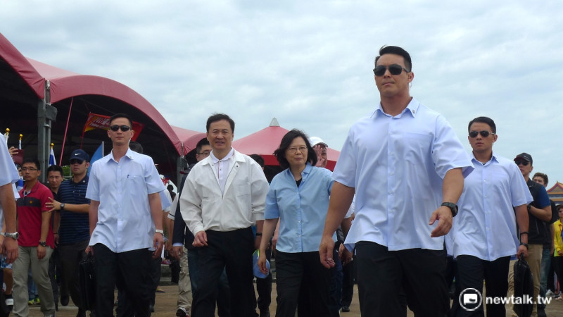 總統蔡英文與台北市副市長陳景峻在重重維安人員戒護下順利離開，未對國道收費員抗議表示意見。   圖：汪少凡／攝