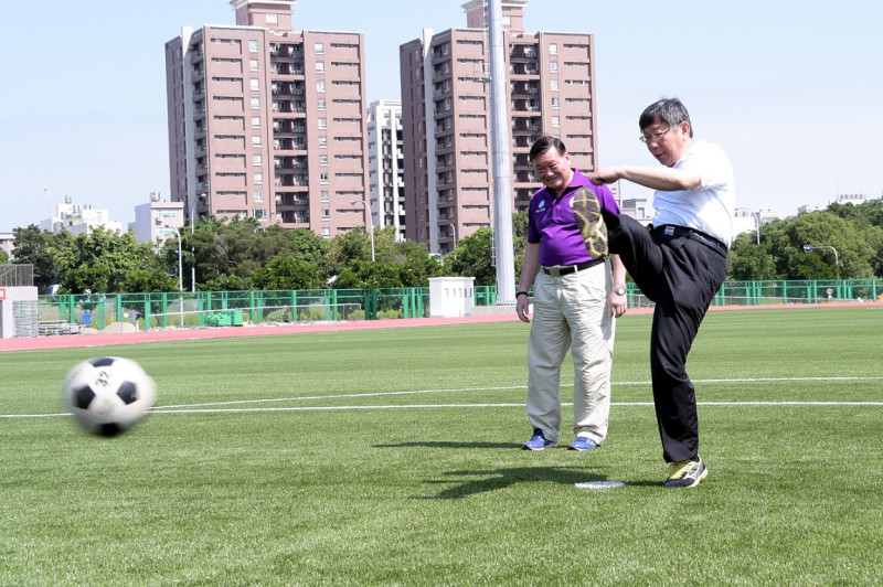 柯文哲視察世大運在新竹的足球場地，還試著踢足球過過癮。   圖：台北市政府提供