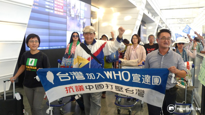 「WHO宣達團」28日於桃園國際機場返抵國門，受到民眾歡迎。   圖：汪少凡／攝