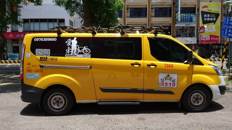 高雄市在偏遠地區以計程車替代公車行駛的小黃，車體大，猶如小巴。   圖：高雄市交通局/提供