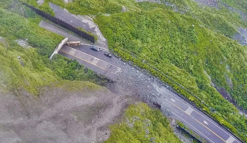 公路總局公布空拍圖，蘇花公路長約五十公尺路段被土石掩埋，造成端午連假交通中斷。    圖 : 新頭殼資料照片