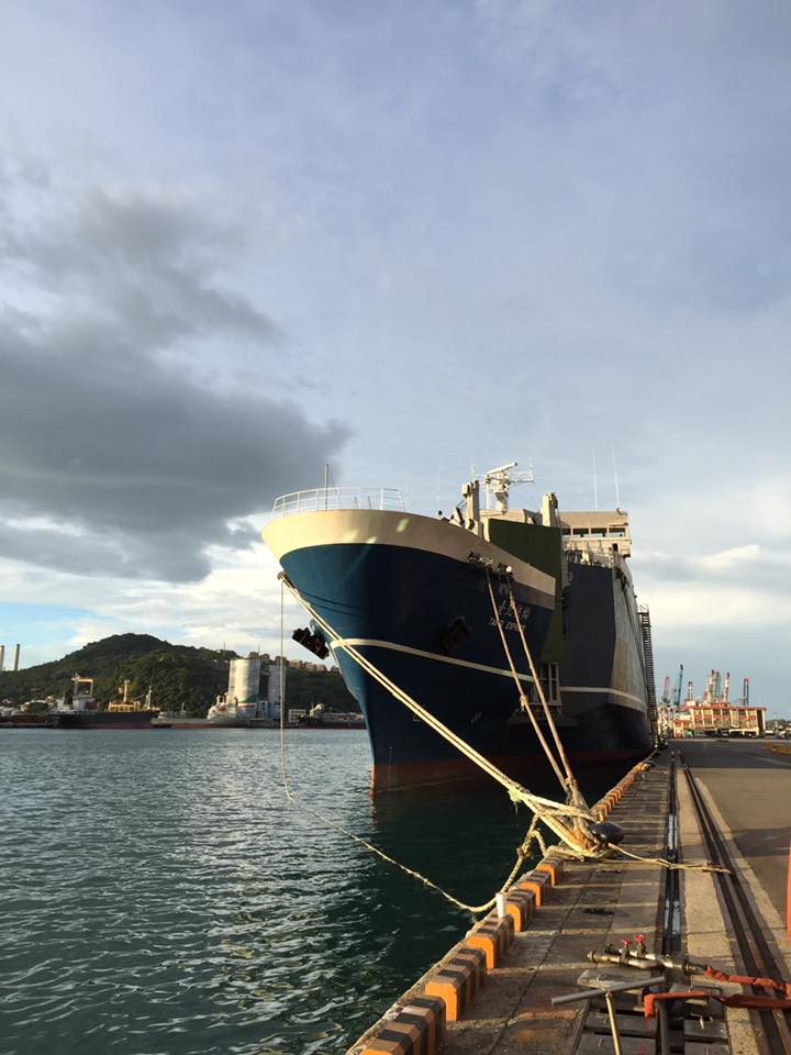 因應蘇花地區進出，政府啟動海上備援機制，由貨運輪進行車輛輸送。   圖：翻攝自華岡臉書專頁