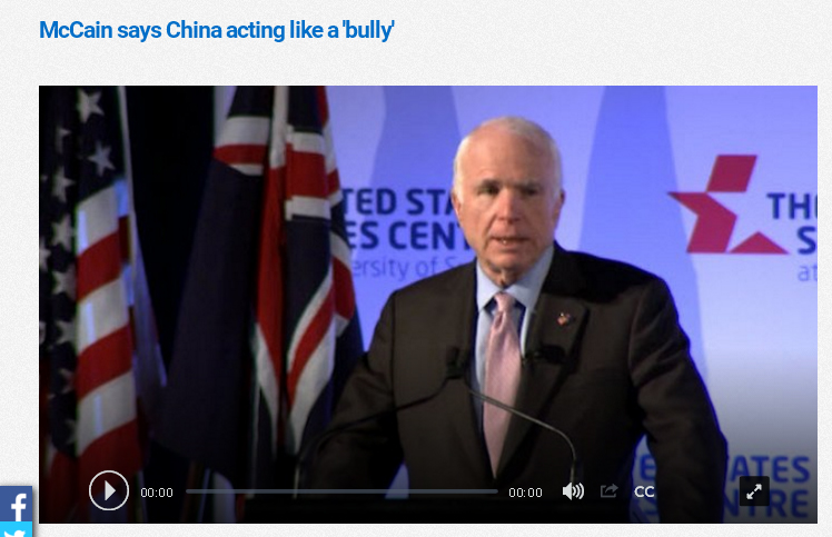 美國參議員麥凱恩30日在澳洲雪梨演講，指責中國違反國際法，在南海進行軍事化擴張。   圖：翻攝SBS NEWS