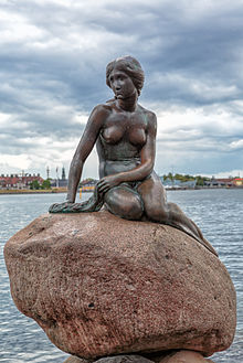 小美人魚雕像目前位於哥本哈根長堤公園的港口岩石上，高度僅1.25公尺，重達175公斤，已經成為當地的觀光重要據點。   圖：翻攝維基網站