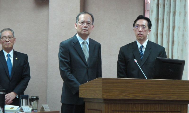 外交部次長章文樑（中）及北美司副司長徐佑典（右）31日在立法院備詢。   圖：林朝億/攝