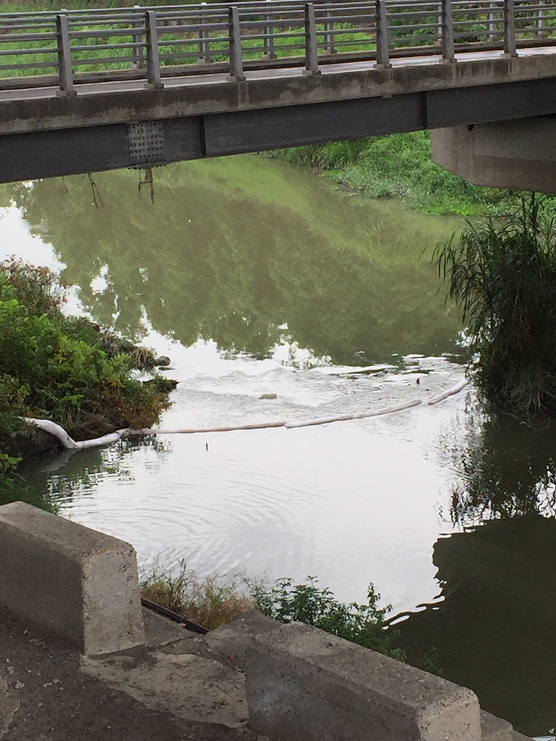 和桐化學公司煤油外溢，流進後勁溪，高雄市環保局佈下攔油索防止污染擴大。   圖：高雄市環保局/提供