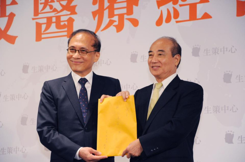 行政院長林全（左）與生策中心董事長王金平（右）31 日在台北，出席「2017生技醫療產業經營者會議」。   圖：行政院提供