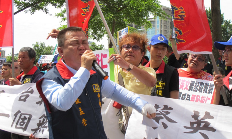 統促黨中央委員張孟崇31日率領支持者，高呼口號「承認92共識，才能激活台灣經濟」，向民進黨抗議。   圖：林朝億/攝