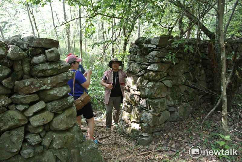獵人步道途中有古代部落的遺跡。   圖：唐復年/攝