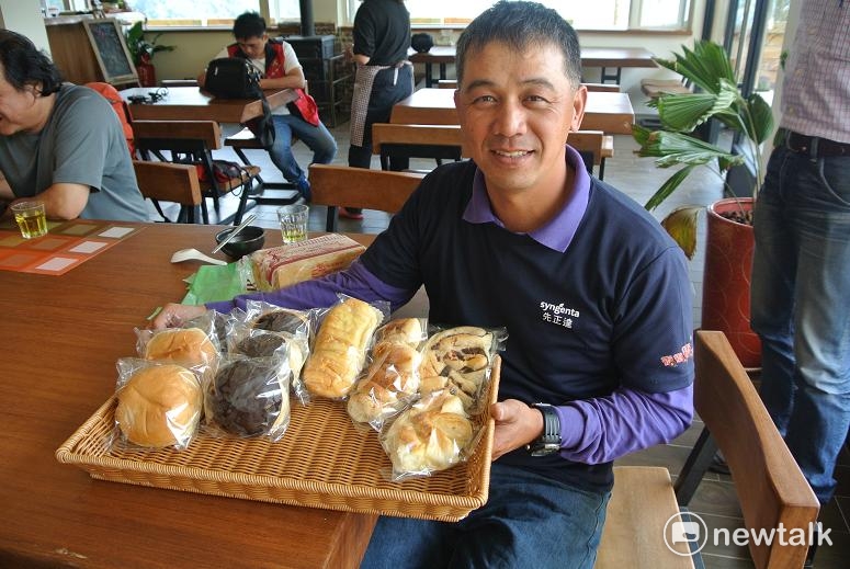 宋勝雄的女兒愛吃麵包，家裡賣的麵包是環山部落唯一自產的。   圖：唐復年/攝