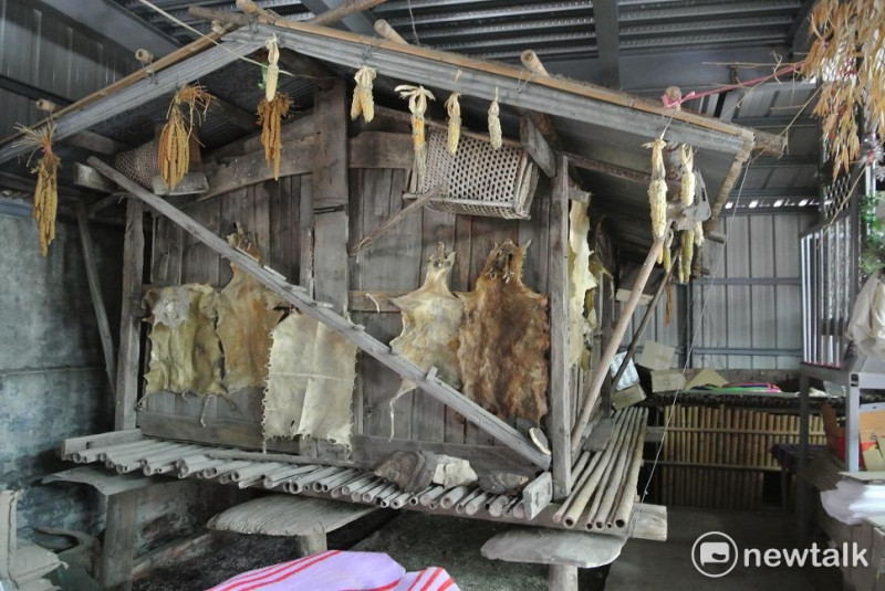 泰雅族人百年前使用的穀倉完整保留，外面掛的獸皮及玉米都是真的。   圖：唐復年/攝