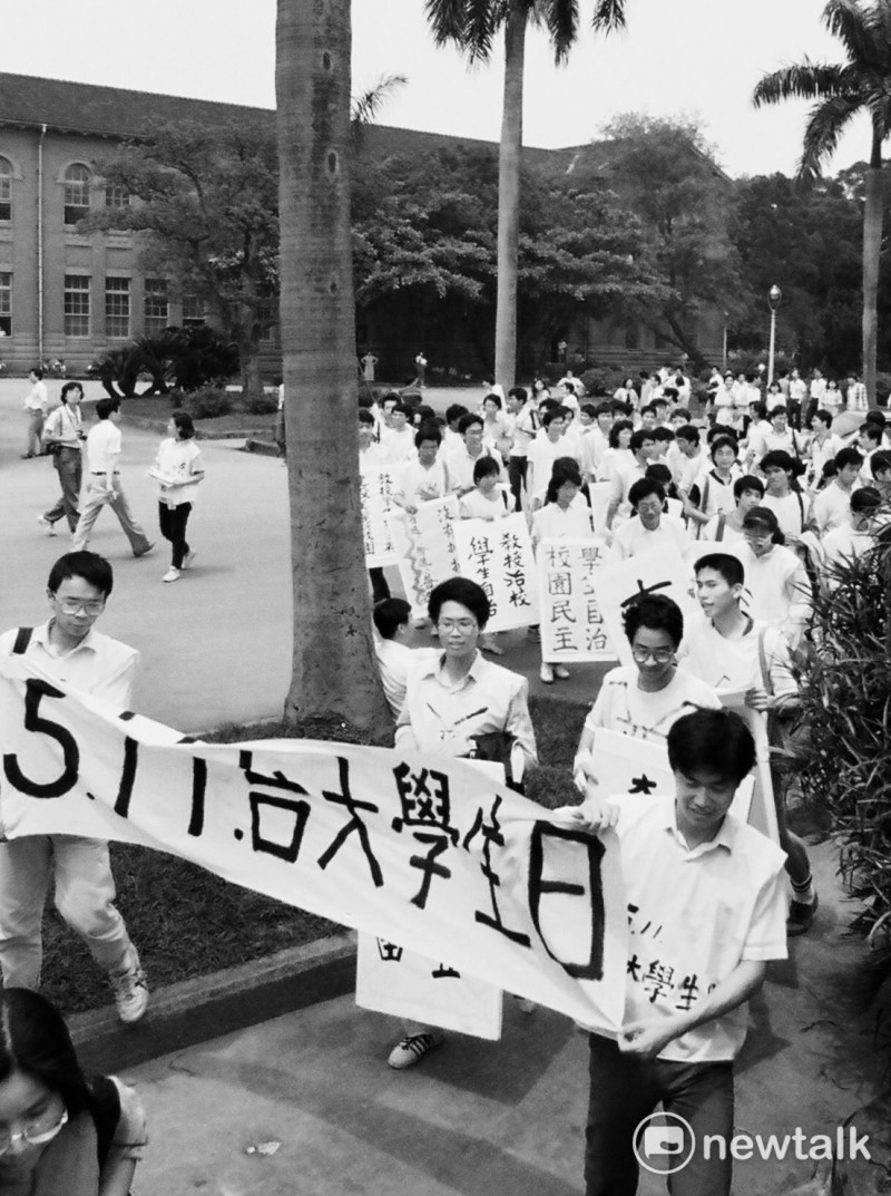 1987年5月11日台灣大學的「自由之愛」學運，是台灣第一件大規模學生抗議運動。第2排右2是現為桃園市長鄭文燦、第三排的右1是現為民進黨立委鍾佳濱。   圖:邱萬興/攝