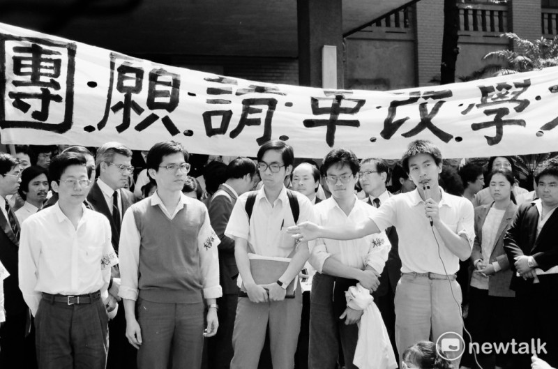 當年事件紀錄者的邱萬興表示，1987年5月11日台灣大學的「自由之愛」學運，是台灣第一件大規模學生抗議運動。拿著麥克風的是屏東選出來的立委鍾佳濱。左1現為台大社會系教授林國明。左2是台中市長林佳龍。   圖攝影邱萬興提供