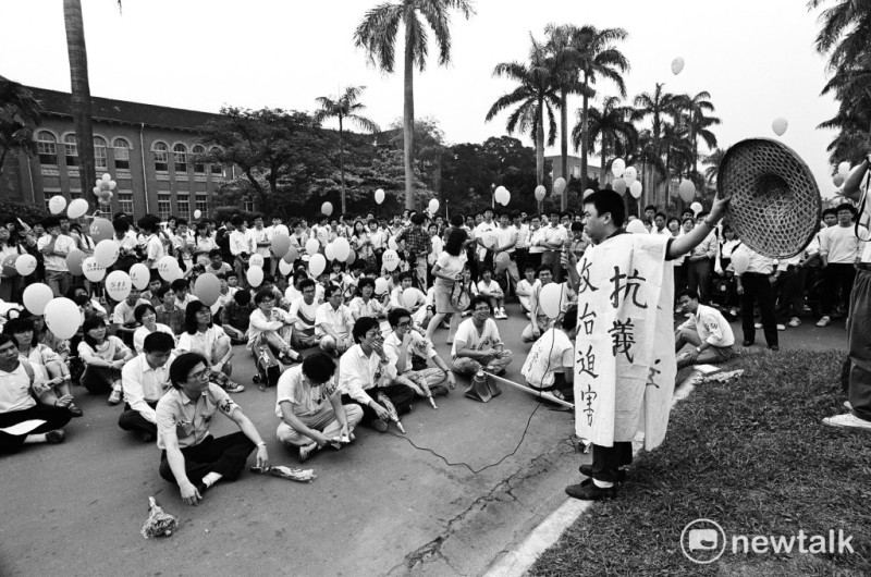當年事件紀錄者的邱萬興表示，1987年5月11日台灣大學的「自由之愛」學運，是台灣第一件大規模學生抗議運動。手持斗笠、慷慨激昂者就是段宜康。   圖:邱萬興/攝