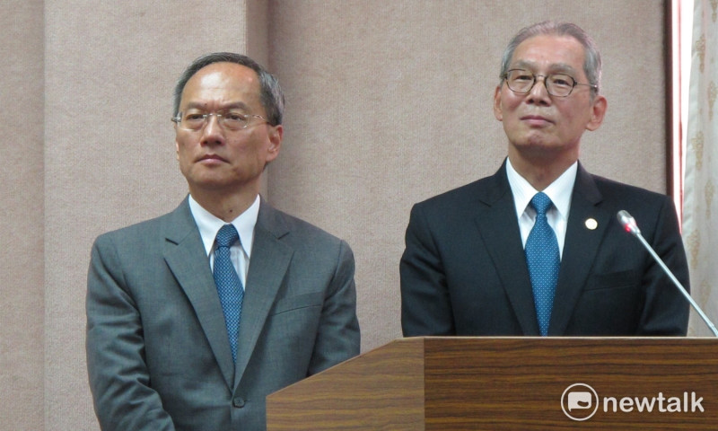 僑委會委員長吳新興（左）與駐美代表高碩泰31日出席立法院外交及國防委員會。   圖：林朝億/攝