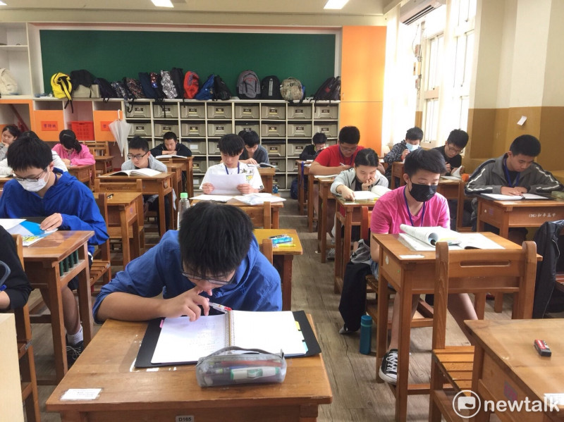 今(21)日國中會考最後一科考英文閱讀與英文聽力，英文閱讀題目簡單。   圖：讀者提供