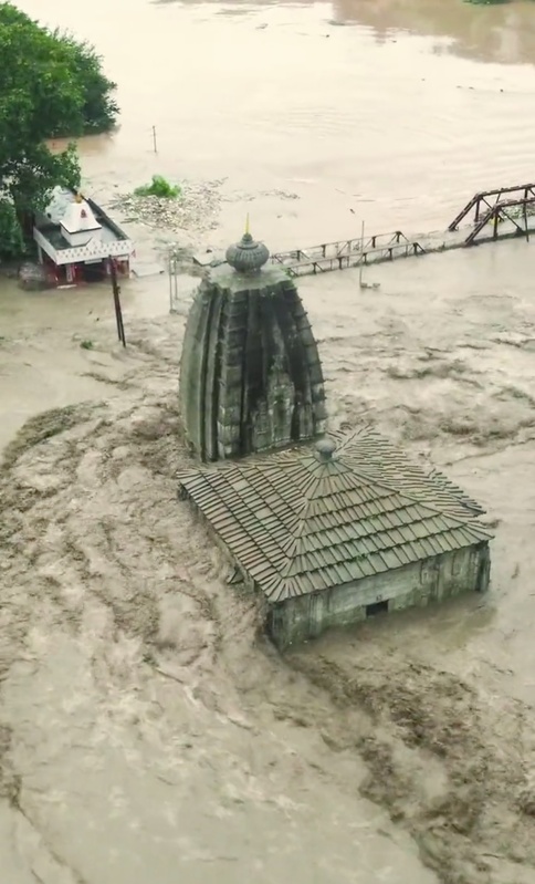 印度喜馬偕爾邦暴雨釀災，大量洪水甚至差點淹沒當地廟宇。   圖：翻攝自推特@GoHimachal_