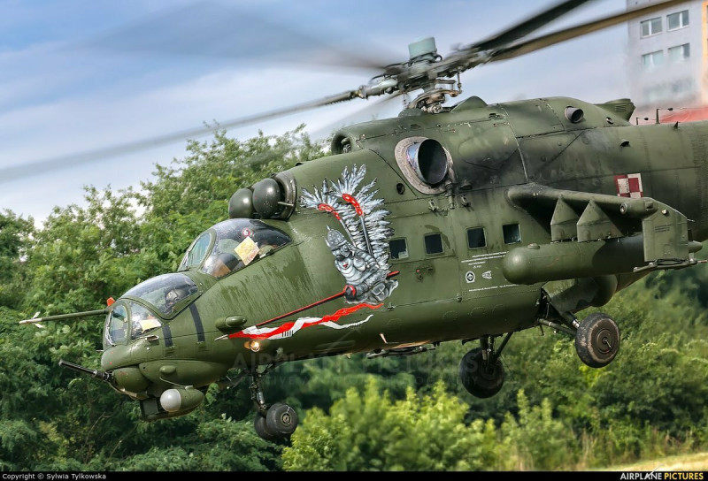 據《華爾街日報》披露，波蘭近期私下援助烏克蘭多架 Mi-24 戰鬥直升機。   圖：翻攝自推特@bayraktar_1love