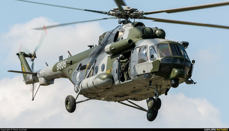 捷克將對烏克蘭提供新一波軍援包含多架直升機，並協助訓練烏克蘭機師駕駛 F-16 戰機。   圖：翻攝自推特@igorsushko