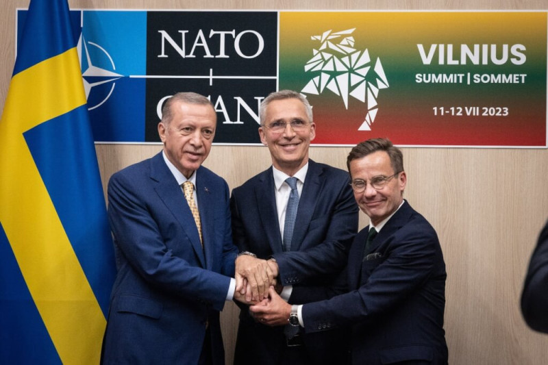 北大西洋公約組織秘書長史托騰柏格（中）、土耳其總統艾爾段（左）、瑞典總理克里斯特森（右）於北約登場前夕舉行三方會談，並成功讓土耳其同意瑞典加入北約。   圖：翻攝jensstoltenberg推特