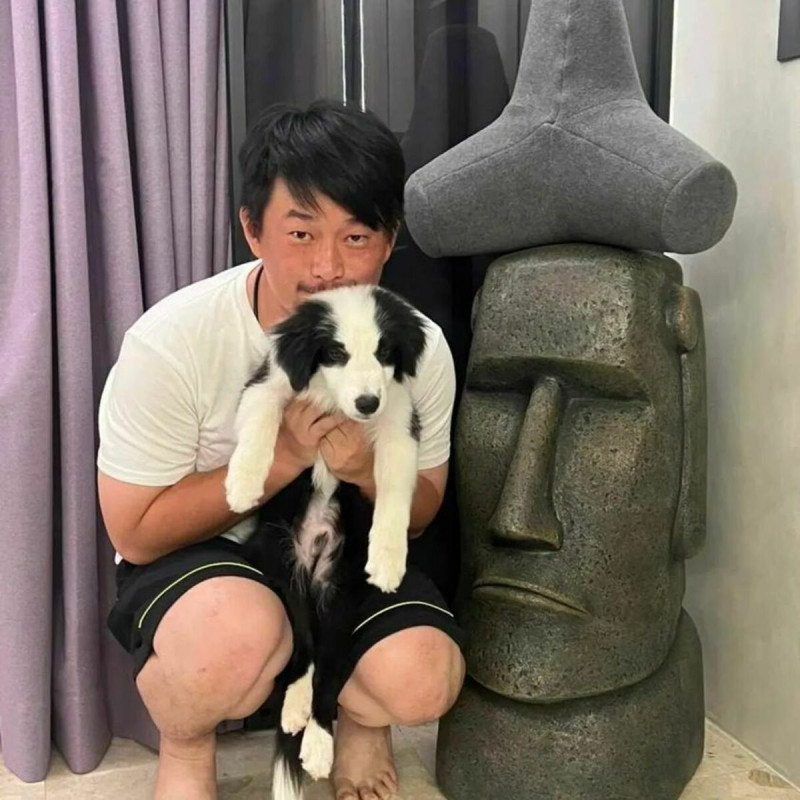 剛滿38歲的陳柏惟抱著愛犬「蠻蓋」，在臉書謝謝大家給他的生日祝福。   圖：翻攝自陳柏惟臉書