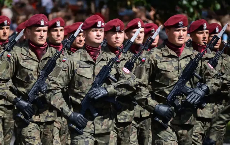 波蘭為因應瓦格納軍團傭兵大量湧入白俄羅斯，近期在兩國邊境增派士兵，加強國防安全。   圖：翻攝自騰訊網／成視評論