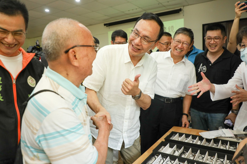 國民黨主席朱立倫出席銀光敬老眼鏡傳愛寶山活動。   圖：國民黨文傳會/提供