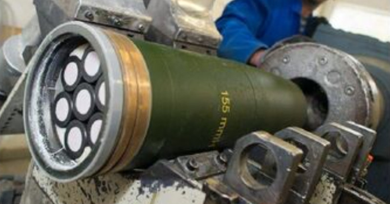 美國軍援烏克蘭的集束彈藥可由美製M777 榴彈砲或海馬斯來發射。   圖 : 翻攝自推特帳號NiKITa