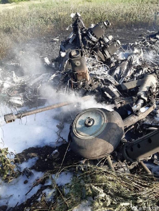 在俄國「沃羅涅日- 45」核基地附近遭到瓦格納叛軍擊毀的俄國 Ka-52 戰鬥直升機殘骸。   圖 : 翻攝自微博/軍武大狼