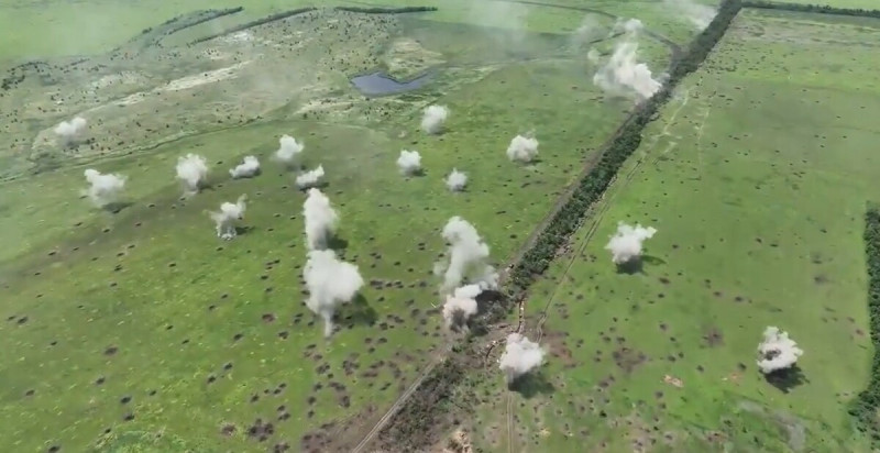 烏軍坦克穿越一場場爆炸，持續向前作戰。從高空的角度看向地面，能看到地面不斷出現因爆炸產生的煙霧，非常壯觀。   圖：翻攝自NOELREPORTS推特